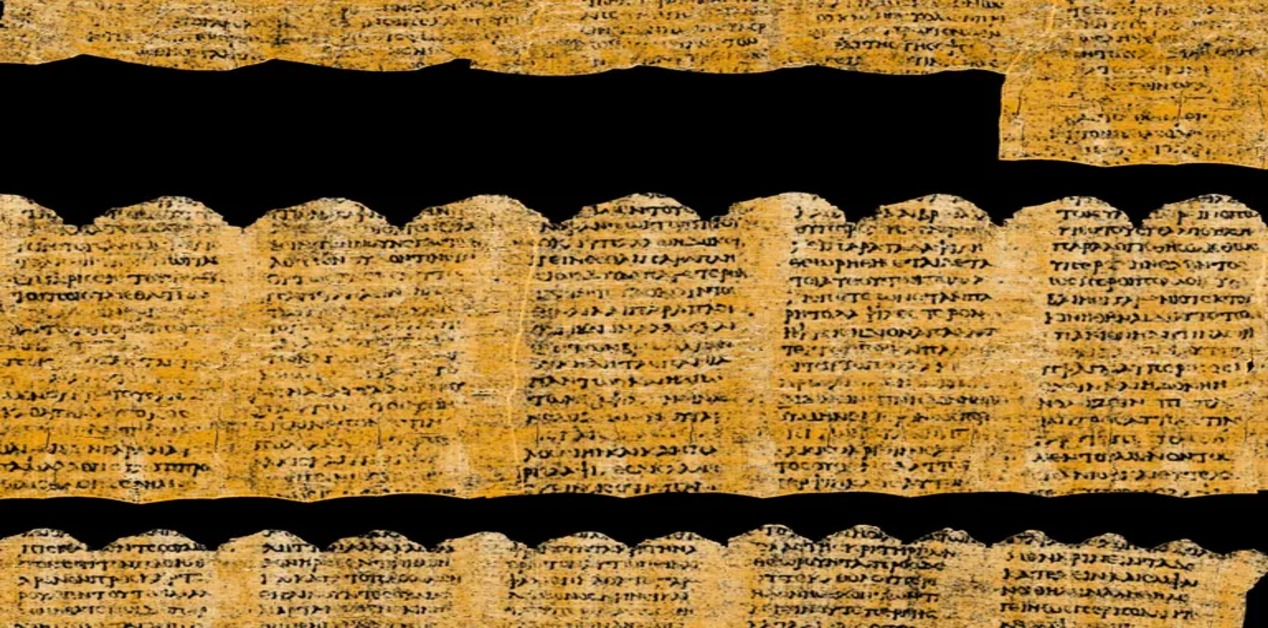 Τμήματα αρχαίου παπύρου με ελληνική γραφή στοιχιμένα οριζόντια σε μαύρο φόντο.