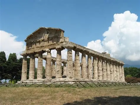 Ο αρχαίος δωρικός Ναός της Αθηνάς στο Paestum (Ποσειδωνία) κάτω από γαλάζιο ουρανό.