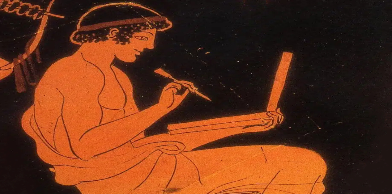 Πώς οι αρχαίοι Έλληνες κατέκτησαν την επικοινωνία σε όλες τις χώρες και τους χρόνους - Λεπτομέρεια από αρχαία ελληνική ερυθρόμορφη αγγειογραφία: Ένας καθισμένος νεαρός Έλληνας, με κορδέλα στα μαλλιά, γράφει με γραφίδα σε ανοιχτές, πτυσσόμενες ξύλινες πινακίδες κεριού. Στο βάθος κρέμεται μια λύρα.