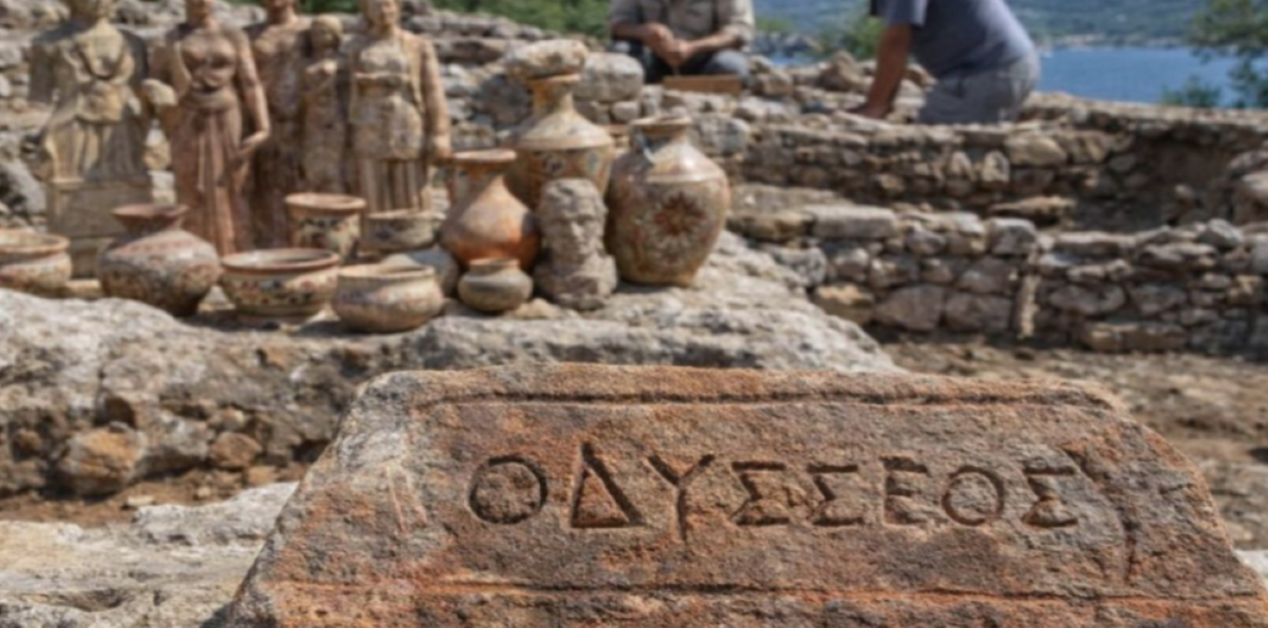 Πέτρα με σκαλισμένη τη λέξη "ΟΔΥΣΣΕΟΣ" σε πρώτο πλάνο, με φόντο αρχαιολογικά ευρήματα και εργάτες σε ανασκαφή.