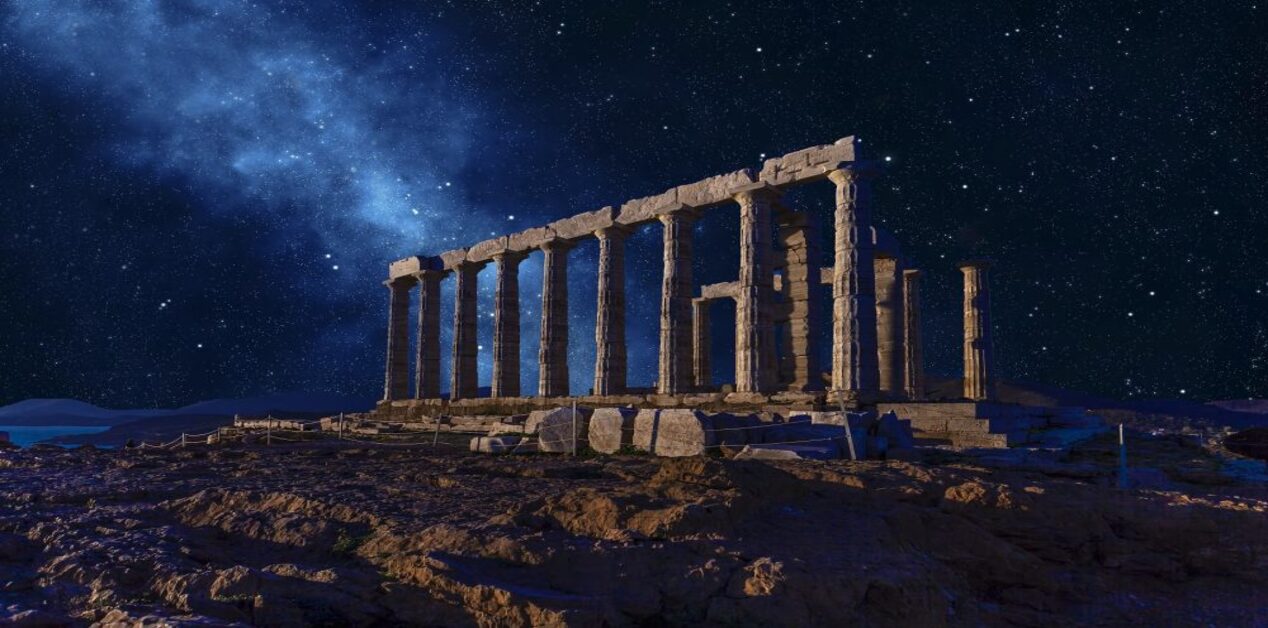 Αρχαίος ελληνικός ναός φωτισμένος τη νύχτα με φόντο τον έναστρο ουρανό και τον Γαλαξία.