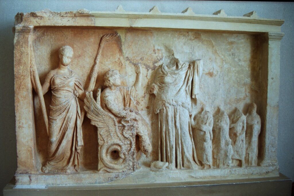 Ένα αρχαίο ελληνικό μαρμάρινο ανάγλυφο με μια πομπή φιγούρων, συμπεριλαμβανομένων δύο γυναικών με πέπλο, που πιστεύεται ότι είναι η Δήμητρα και η Περσεφόνη.