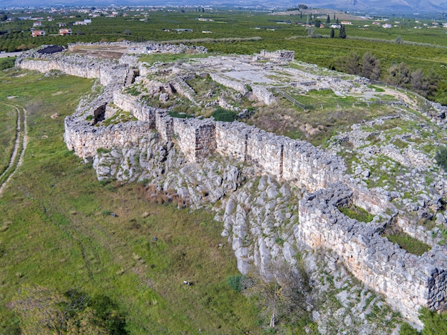 Αεροφωτογραφία αρχαίας ακρόπολης με κυκλώπεια πολυγωνικά τείχη στον κάμπο της Αργολίδας.