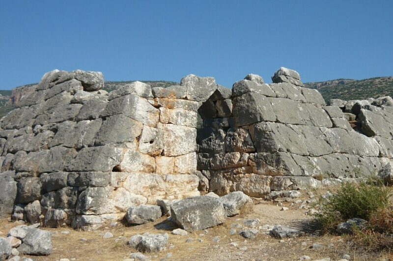 Ερείπια της Πυραμίδας του Ελληνικού στην Αργολίδα κατασκευασμένη από μεγάλους ογκόλιθους.