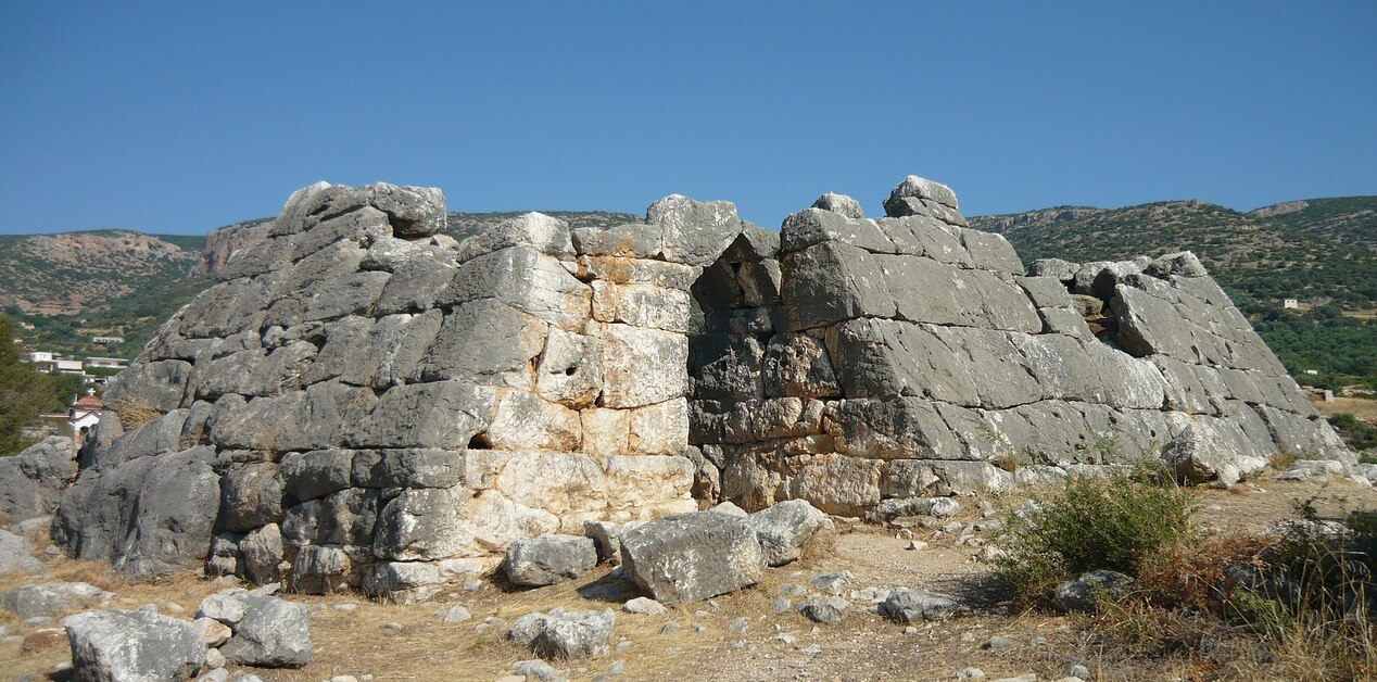 Ερείπια της Πυραμίδας του Ελληνικού στην Αργολίδα κατασκευασμένη από μεγάλους ογκόλιθους.