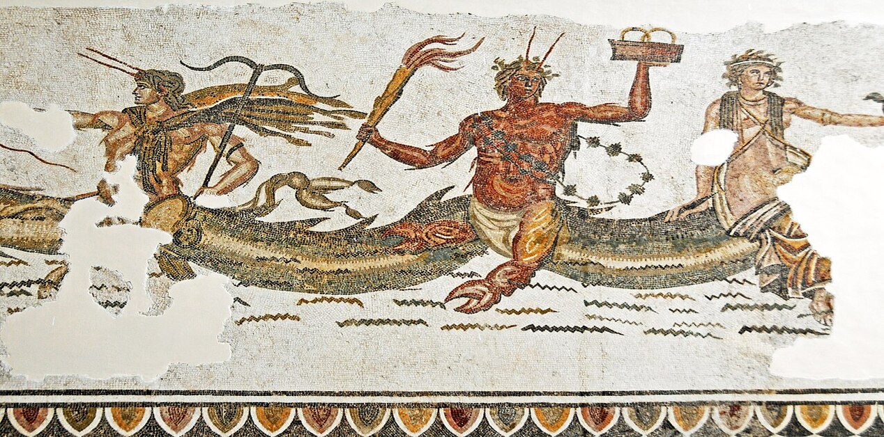 Ρωμαϊκό μωσαϊκό με μυθολογική σκηνή: Ποσειδώνας, Τρίτωνας και Nηρηίδα σε θαλάσσια κήτη. Κρατούν τρίαινα, αναμμένο δαυλό, κέρας της Αμάλθειας και δίσκο. Το μωσαϊκό έχει φθορές.