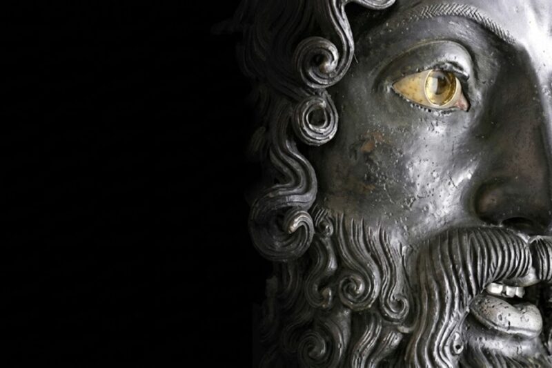 Λεπτομέρεια προσώπου χάλκινου αγάλματος Πολεμιστή του Ριάτσε με πυκνή γενειάδα.