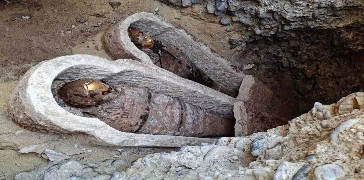 Δύο ανοιχτές ρωμαϊκές σαρκοφάγοι με μούμιες μέσα σε υπόγειο τάφο στην Οξύρρυγχο της Αιγύπτου.