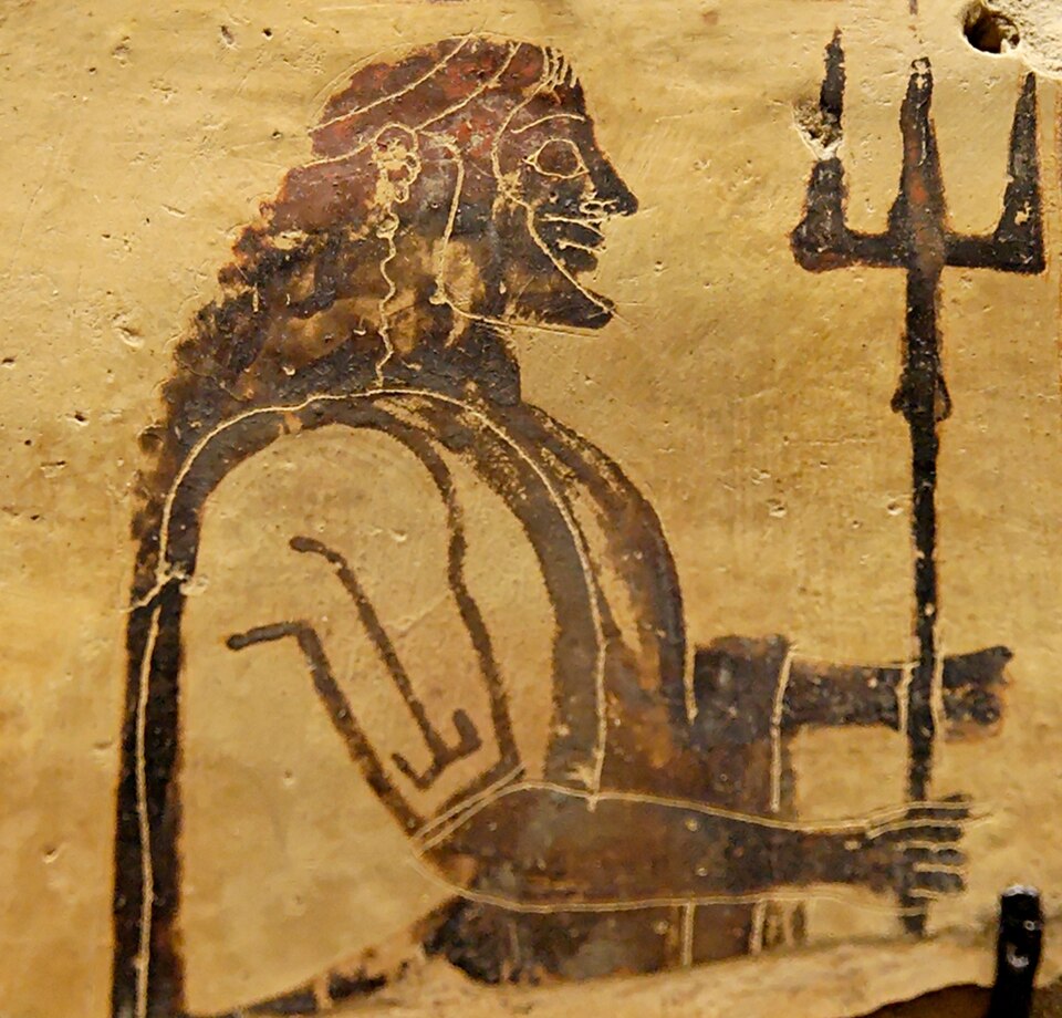 Θραύσμα αρχαίου ελληνικού αγγείου που απεικονίζει σε προφίλ τον Ποσειδώνα με γενειάδα, κρατώντας την τρίαινα.