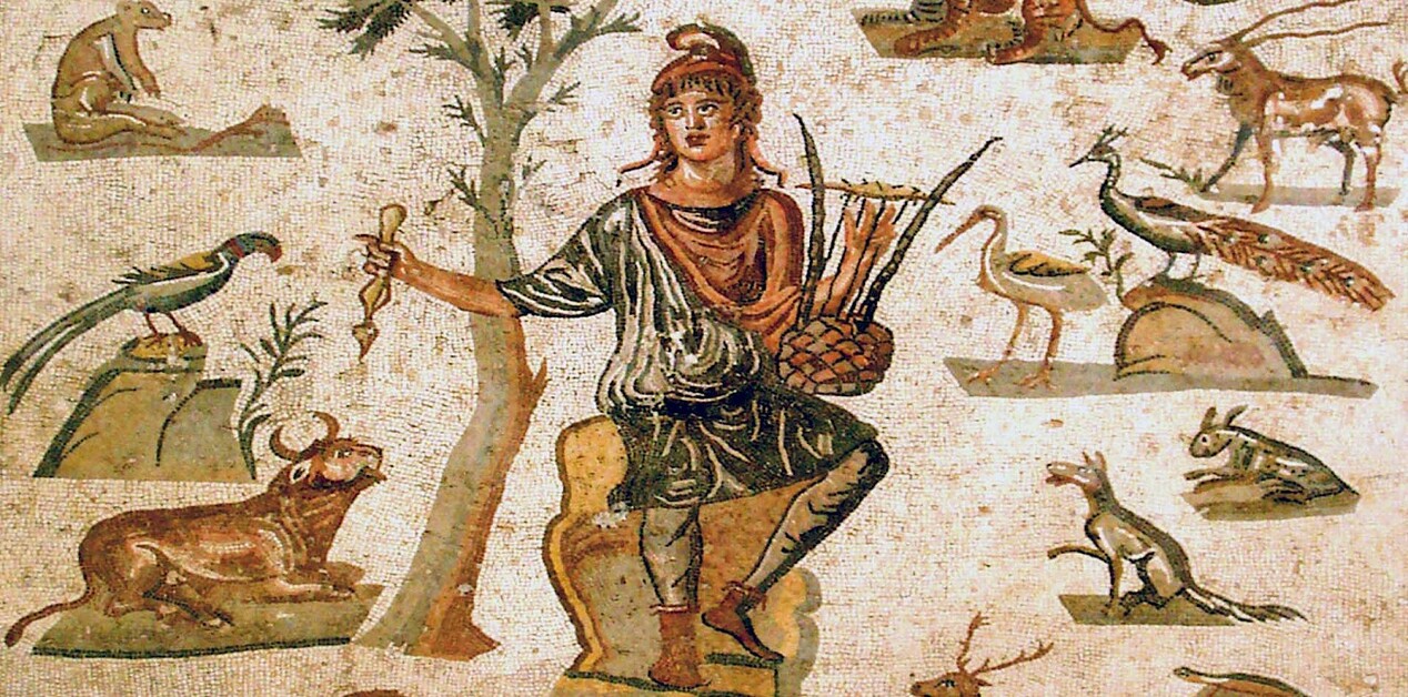 Ρωμαϊκό ψηφιδωτό που απεικονίζει τον Θράκα ήρωα Ορφέα με λύρα, περιτριγυρισμένο από άγρια ζώα, με παραδοσιακή θρακική ενδυμασία και φρυγικό σκούφο.