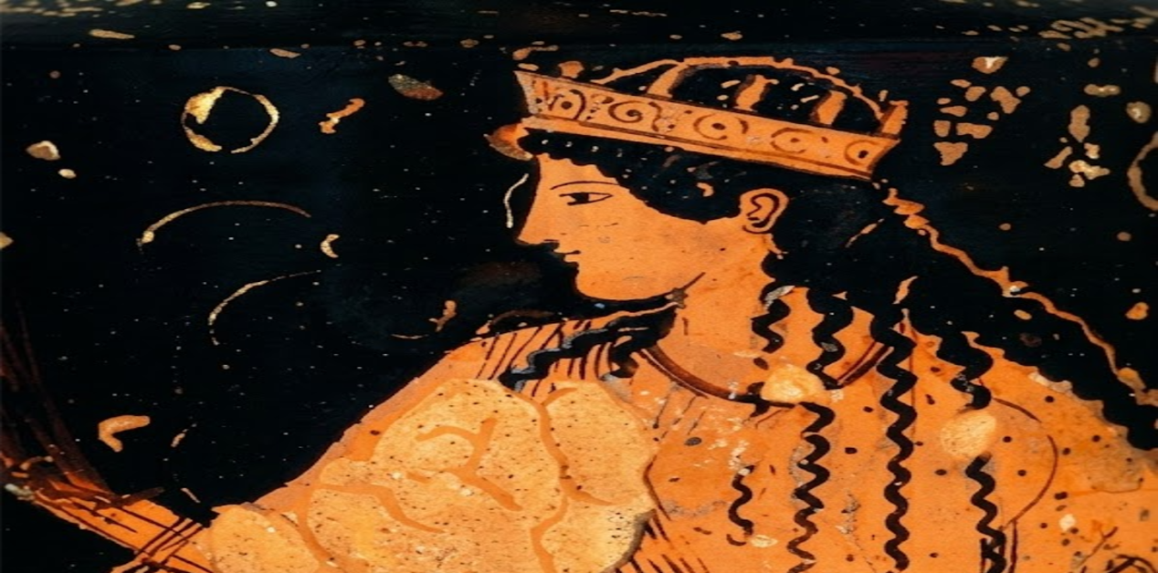 Ερυθρόμορφη αγγειογραφία με τη θεά Εκάτη να φοράει στέμμα και να κρατάει πυρσό στο σκοτάδι.