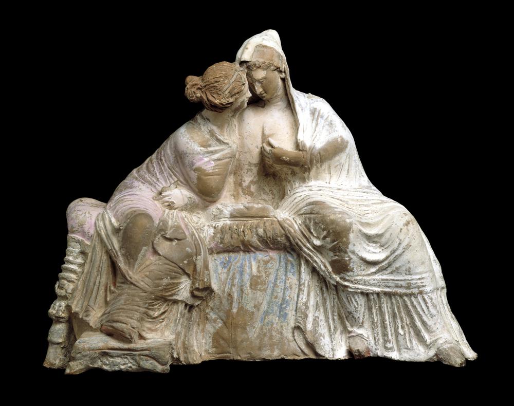 Αρχαίο πήλινο σύμπλεγμα δύο καθιστών γυναικείων μορφών, πιθανώς της θεάς Δήμητρας και της Περσεφόνης.