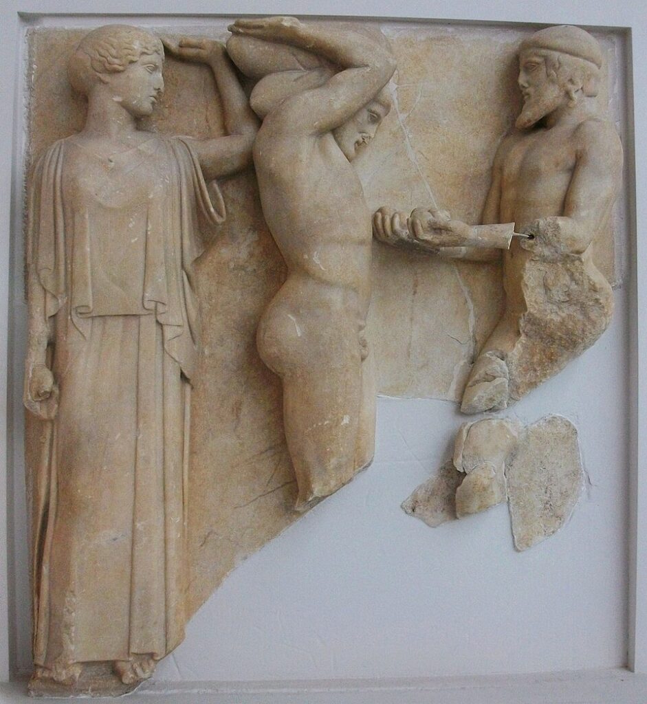 Αρχαίο μαρμάρινο ανάγλυφο (μετόπη) που δείχνει τον Ηρακλή, τον Άτλαντα και την Αθηνά.