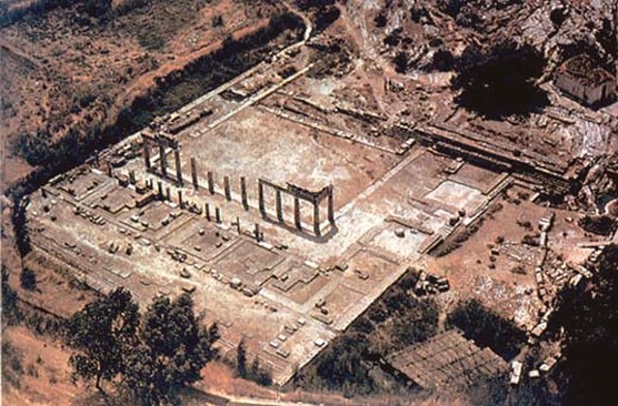 Πανοραμική αεροφωτογραφία του αρχαιολογικού χώρου του ιερού της Αρτέμιδος στη Βραυρώνα Αττικής.