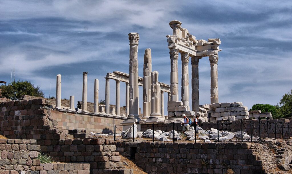 Τα ερείπια του Ναού του Τραϊανού στην Ακρόπολη της Περγάμου με Κορινθιακούς κίονες.