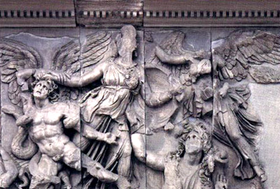 Μαρμάρινο ανάγλυφο από τη ζωφόρο του Βωμού της Περγάμου. Απεικονίζει τη Γιγαντομαχία. Διακρίνεται μια θεά (ίσως η Αθηνά) να σέρνει έναν Γίγαντα (ίσως τον Αλκυονέα), ενώ ένας άλλος Γίγαντας φαίνεται να πεθαίνει.