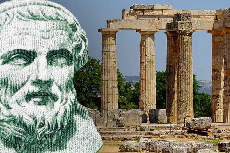 Σύνθεση εικόνας με προτομή του αρχαίου Έλληνα ποιητή Ησιόδου σε πράσινη απόχρωση και αρχαίο ελληνικό ναό στο φόντο.