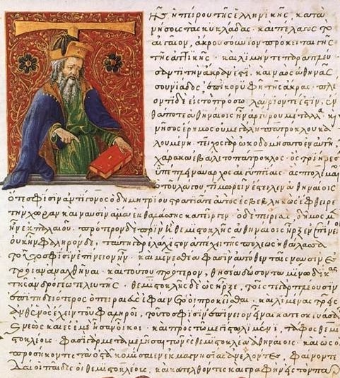 Μια μεσαιωνική ελληνική εικονογραφημένη σελίδα χειρογράφου, που δείχνει μια μικρογραφία του Παυσανία να κάθεται και να κρατάει ένα βιβλίο, δίπλα στο κείμενο της «Περιγραφής της Ελλάδας» σε ελληνική μικρογράμματη γραφή.