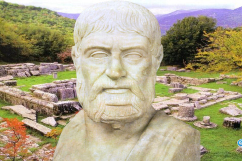 Μαρμάρινη προτομή του Παυσανία σε πρώτο πλάνο, με φόντο πέτρινα ερείπια και σπονδύλους κιόνων ενός αρχαίου ελληνικού χώρου σε ένα καταπράσινο φυσικό τοπίο.