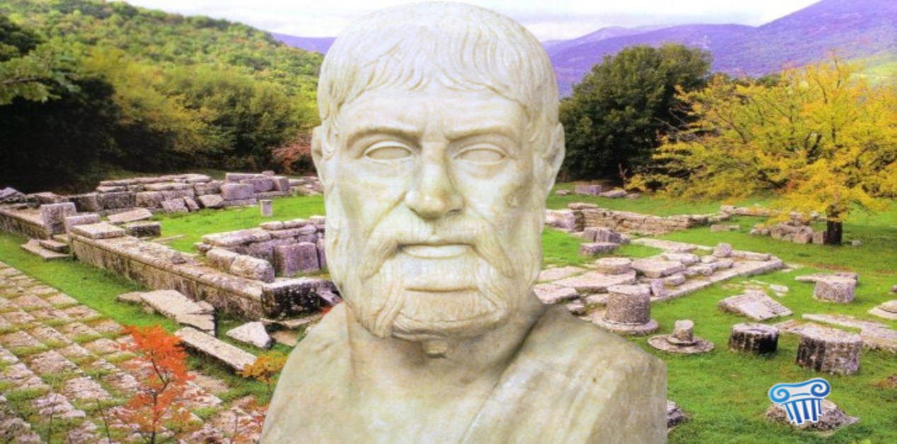 Μαρμάρινη προτομή του Παυσανία σε πρώτο πλάνο, με φόντο πέτρινα ερείπια και σπονδύλους κιόνων ενός αρχαίου ελληνικού χώρου σε ένα καταπράσινο φυσικό τοπίο.