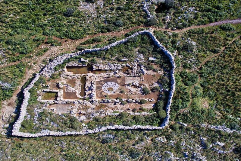 Αεροφωτογραφία των αρχαίων ερειπίων και του ψηφιδωτού στο Ταίναρο.