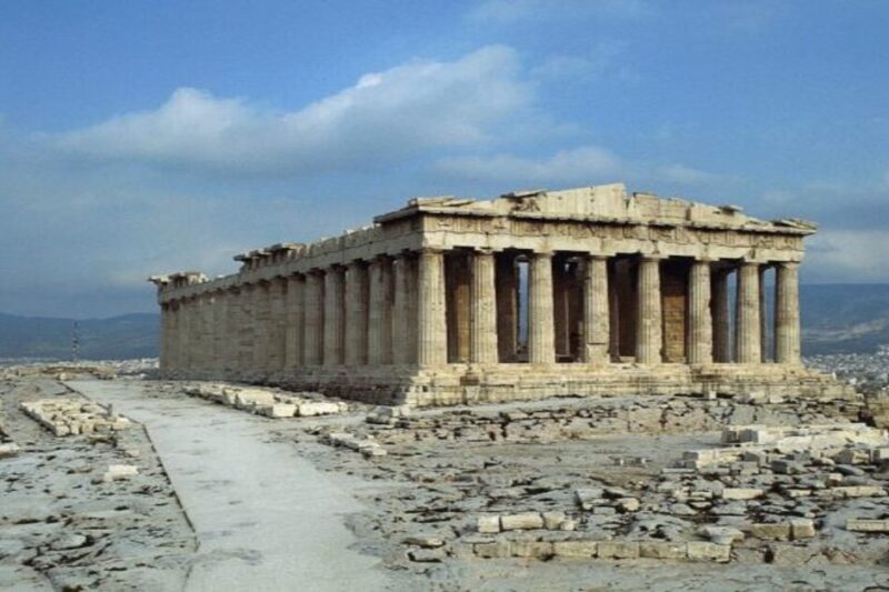 Ο Παρθενώνας στην Ακρόπολη των Αθηνών, το υπέρτατο αρχιτεκτονικό σύμβολο της αρχαίας ελληνικής ιστορίας και του κλασικού πολιτισμού.