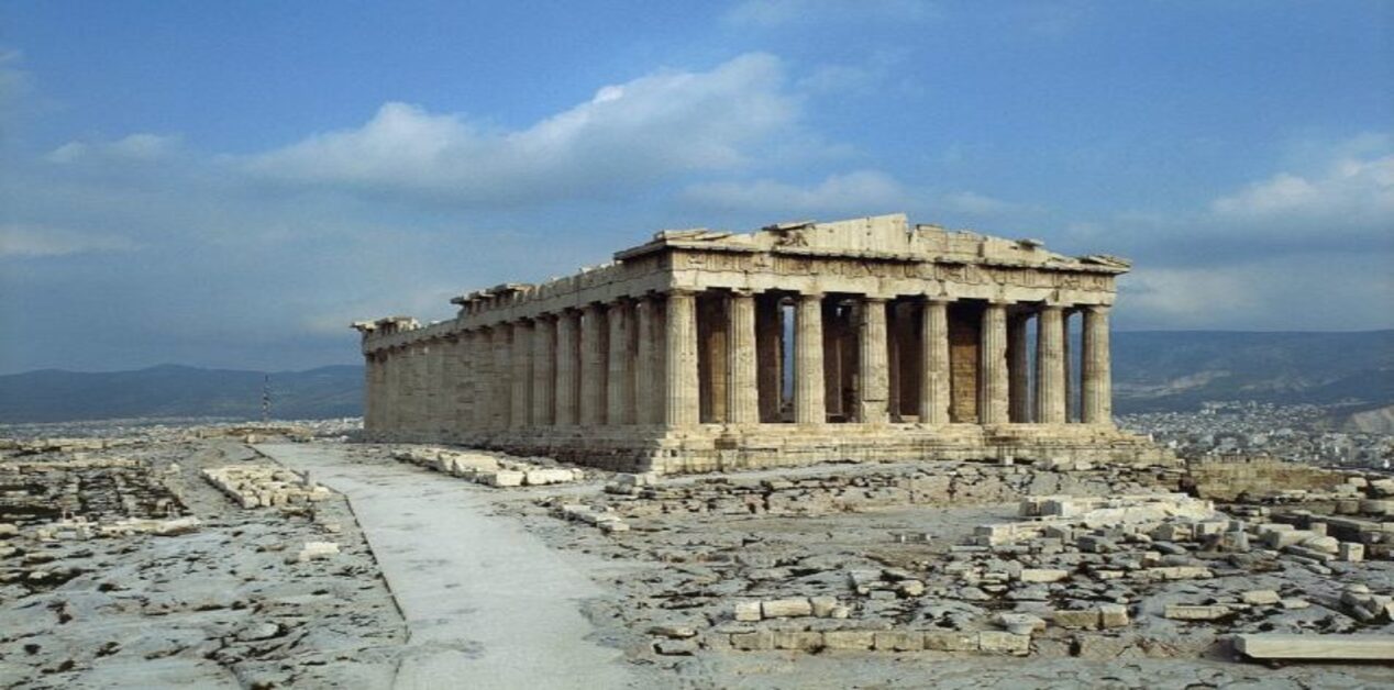 Ο Παρθενώνας στην Ακρόπολη των Αθηνών, το υπέρτατο αρχιτεκτονικό σύμβολο της αρχαίας ελληνικής ιστορίας και του κλασικού πολιτισμού.
