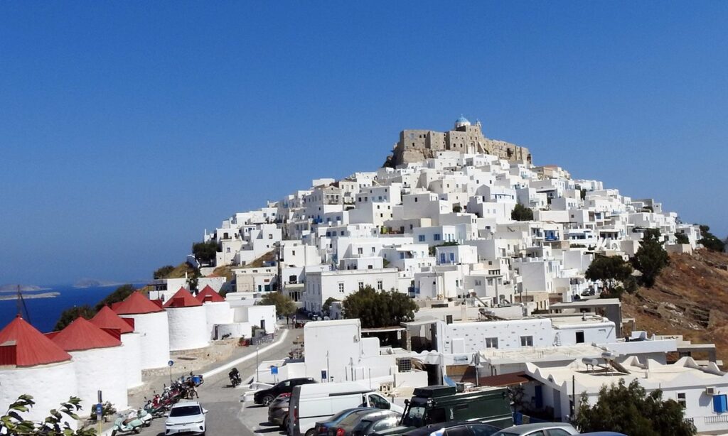 Πανοραμική άποψη της Χώρας της Αστυπάλαιας με τους διάσημους ανεμόμυλους, τον λευκό οικισμό και το Κάστρο στην κορυφή.