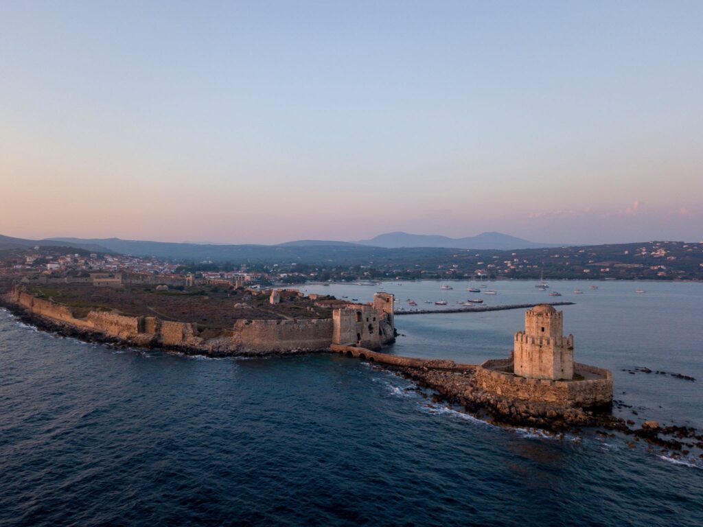 Εναέρια λήψη του ενετικού Κάστρου της Μεθώνης και του πέτρινου πύργου Μπούρτζι μέσα στη θάλασσα.