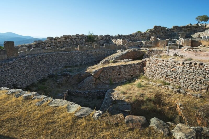 Ερείπια των κυκλώπειων τειχών και του Ταφικού Κύκλου Α' στις αρχαίες Μυκήνες.