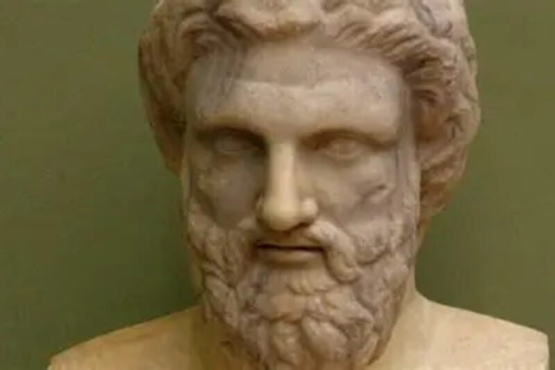 Κοντινή φωτογραφία σε μαρμάρινη προτομή του αρχαίου Έλληνα κωμωδιογράφου Αριστοφάνη.