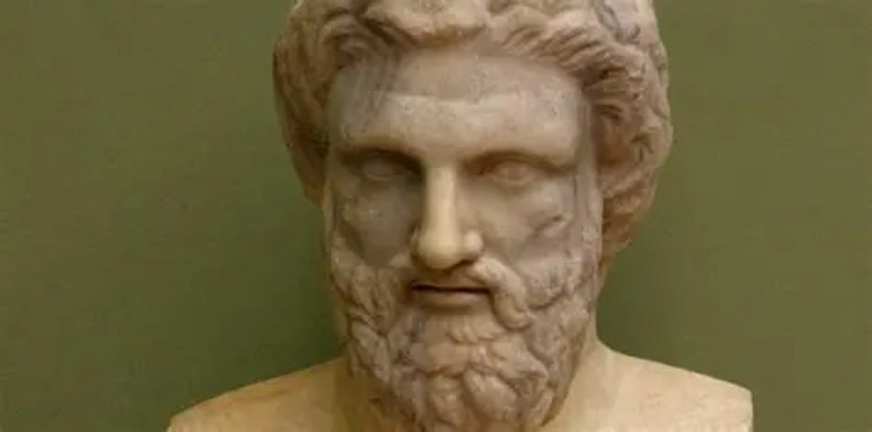 Κοντινή φωτογραφία σε μαρμάρινη προτομή του αρχαίου Έλληνα κωμωδιογράφου Αριστοφάνη.